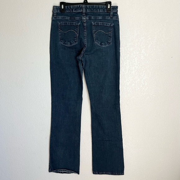 Lee - Picture 2 of 3